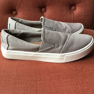 Tom’s slip on sneakers size 6